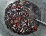 Foto langkah ke 5 dari resep 16. Nasi Tumis Cumi Hitam.