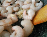 Foto del paso 1 de la receta: Tortilla/revuelto de espinacas y gambas