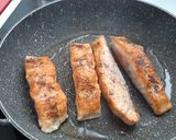 Foto del paso 8 de la receta: Salmón con salsa de limón y alcaparras y repollo rehogado