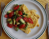 Foto del paso 3 de la receta: Huevo con aguacate y tomates uva