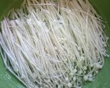 Foto langkah ke 1 dari resep Crispy Enoki.
