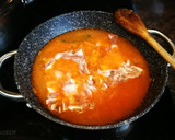 Foto del paso 4 de la receta: Oreja de cerdo con salsa de tomate con alcachofas
