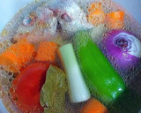 Foto del paso 1 de la receta: Sopa de besugos con gambas frescas pequeñas
