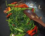Foto langkah ke 3 dari resep Tumis Kangkung Saus Tiram.
