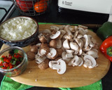 Foto del paso 1 de la receta: Cazuela de pollo con arroz y champiñones variados