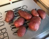 Une image de l'étape 1 de Pommes de terre fracassées aux graines de nigelle et ail (à la plancha).