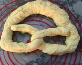 Hình bước làm 5 của món Neujahrsbretzel (German New Year's Pretzel)