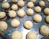 Foto langkah ke 2 dari resep Donat Empuk Tanpa Kentang.