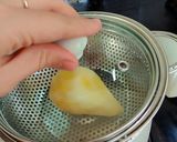 عکس مرحله 2 از دستور غذایِ‌ کمکیِ‌ نوزاد (پوره‌ گلابی🍐)