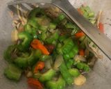 Foto langkah ke 3 dari resep Tumis pare teri pedas.