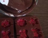 Foto del paso 5 de la receta: Bombones de chocolate rellenos de ganache de maracuyá