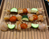 Foto del paso 3 de la receta: Brochetas de solomillo de pollo adobadas con tomatitos y calabacines