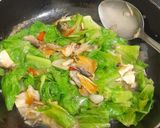 Foto langkah ke 5 dari resep Tumis selada ikan asin.