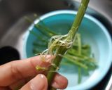 รูปขั้นตอนการทำที่ 1 ของ ไข่ขยี้มิโซะก้านฟักแม้ว #Zerowaste Miso Scrambled Chayote Stem