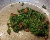 Foto del paso 2 de la receta Revuelto de espinacas, huevo frito y butifarra