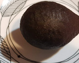 Foto del paso 2 de la receta: Aguacate relleno de pollo, salsa rosa, ensalada y carpaccio de ciruela