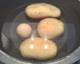 Foto del paso 1 de la receta: Patatas rellenas de atún y huevo