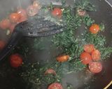 Foto del paso 7 de la receta: Pollo con salsa de espinacas y tomatitos cherry