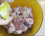 Foto del paso 2 de la receta: Brochetas de cerdo en adobo