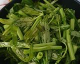 รูปขั้นตอนการทำที่ 1 ของ ผัดผักบุ้งลูกชิ้นไก่