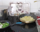 Foto del paso 2 de la receta: Papas a lo pobre con huevos revueltos