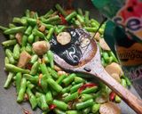 Foto langkah ke 3 dari resep Tumis buncis bakso kecap.
