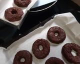 Foto langkah ke 3 dari resep Baked Choco Donuts.