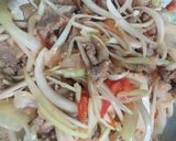 Hình bước làm 2 của món Bò xào hành tây cà chua