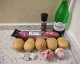 Foto del paso 1 de la receta Estofado de solomillo con patatas en crema de ajos