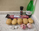 Foto del paso 1 de la receta: Estofado de solomillo con patatas en crema de ajos