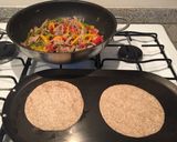 Foto del paso 4 de la receta: Tacos de alambre de res con queso Oaxaca