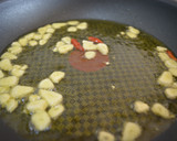 Foto del paso 2 de la receta: Pasta negra con gulas al ajillo