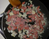 Foto del paso 2 de la receta: Arroz con queso, salchicha y jamón York