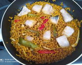 Foto del paso 4 de la receta: Paella con bonito, pimientos y ajos tiernos