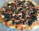 Foto del paso 10 de la receta Pizza de espinacas, cebolla, bacon y aceitunas negras