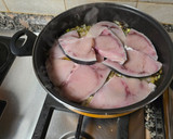 Foto del paso 2 de la receta: Emperador con tomate y aceitunas
