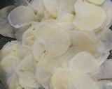 A picture of step 2 of Potato pakoda chips.