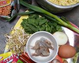 Foto langkah ke 1 dari resep Mi goreng udang sosis.