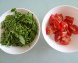 Foto del passaggio 2 della ricetta Gnocchetti tricolore con rucola, gamberi rosa,pomodorini e ricotta salata