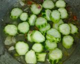 Foto langkah ke 3 dari resep Tumis Bening Bayam Gambas.