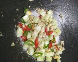 Foto langkah ke 4 dari resep Tumis Kerang Timun.