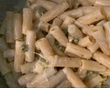 Foto del passaggio 4 della ricetta Pasta al forno con besciamella, mozzarella e piselli con pancetta e cipolla