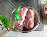 A picture of step 2 of Steamed Pork and Daikon Soup - 蒸し豚と大根のスープ - (Series 1/3 Steamed Pork).