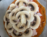 Foto del paso 8 de la receta: Pizza de masa de zanahoria con jamón York, champiñones y queso