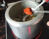 A picture of step 5 of Matar soya chunk pulao.