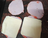 Foto del paso 1 de la receta: Bocadillo de lomo adobado con queso y cebolla frita con papas