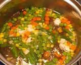 Foto langkah ke 2 dari resep Sup Ayam Sayur Praktis.