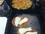 Milanesa de soja con guarnición de vegetales, arroz y fideos