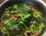 รูปขั้นตอนการทำที่ 2 ของ คะน้าหมูสับ กระเทียมพริกแห้ง ไม่ใส่น้ำมัน 😚🥬