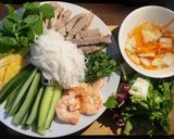 Hình bước làm 3 của món Sommerrolle: Cuộn tôm thịt